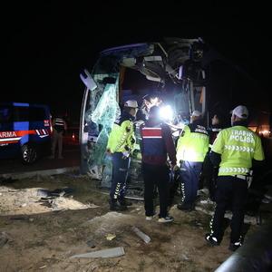 Denizli'de yolcu otobüsü ile minibüsün çarpıştığı kazada 10 kişi yaralandı