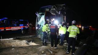 Denizli'deki yolcu otobüsü ile minibüsün çarpıştığı kazada yaralananlardan 1 kişi öldü