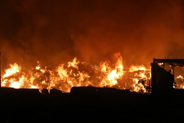 İzmir de çöp depolama alanında çıkan yangın kontrol altına alındı 6