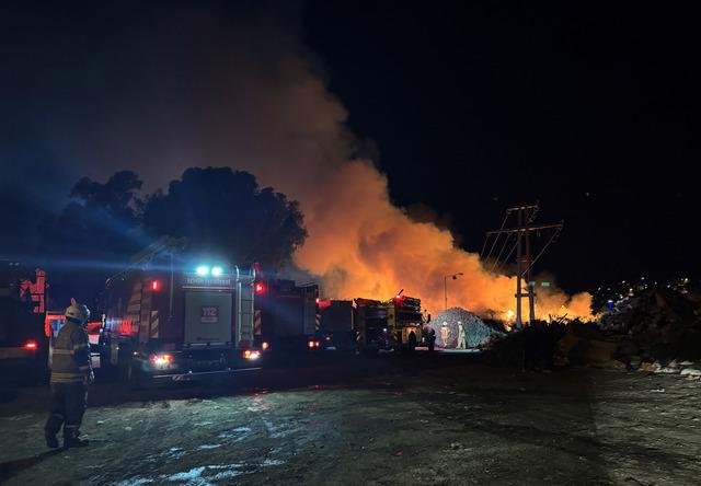 İzmir de çöp depolama alanında çıkan yangın kontrol altına alındı 1