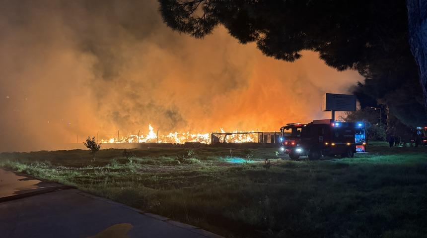 İzmir'de çöp depolama alanında çıkan yangın kontrol altına alındı