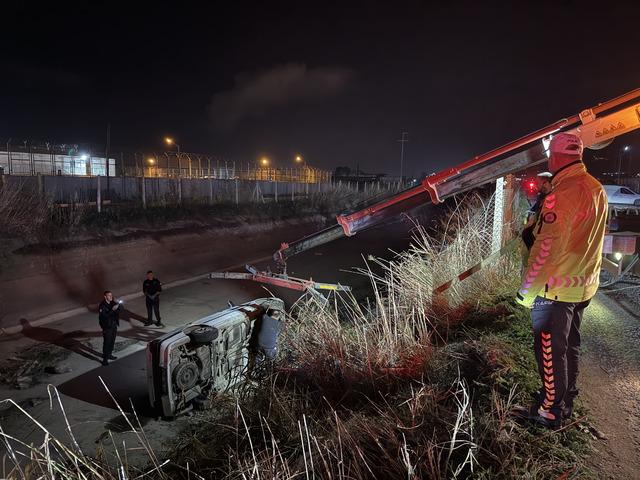 Aydın da sulama kanalına devrilen otomobildeki 2 kişi yaralandı 1