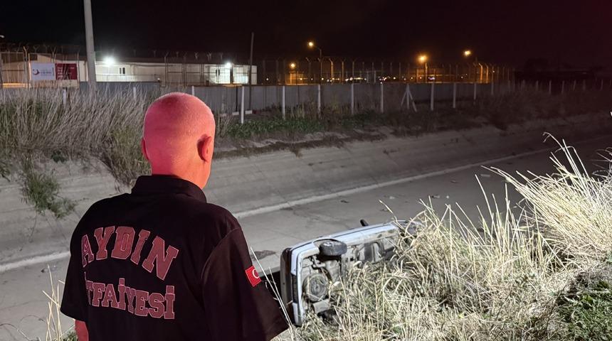 Aydın'da sulama kanalına devrilen otomobildeki 2 kişi yaralandı