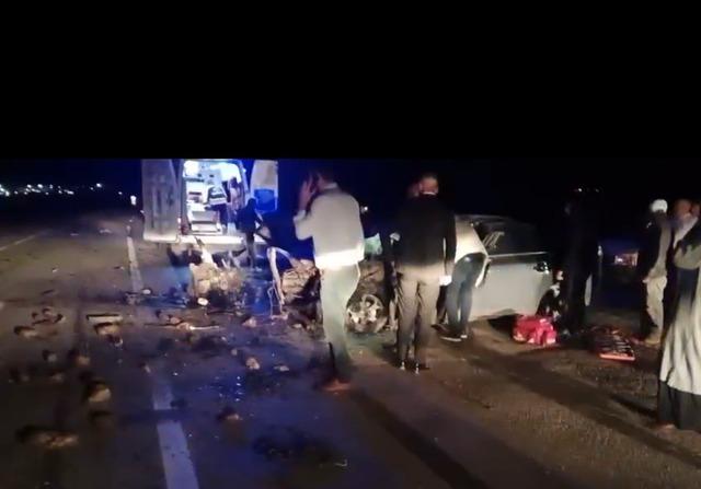 Tırın dorsesine çarpan otomobil hurda yığınına döndü: Sıkışan sürücü güçlükle kurtarıldı 1