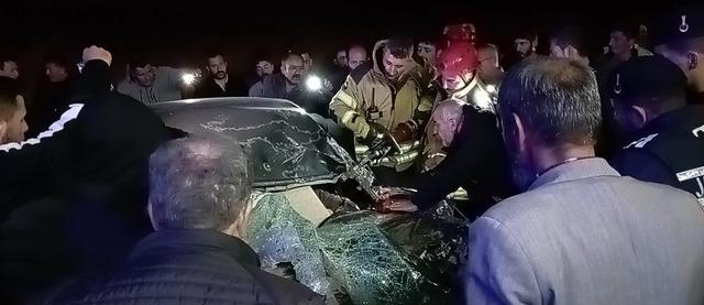 Tırın dorsesine çarpan otomobil hurda yığınına döndü: Sıkışan sürücü güçlükle kurtarıldı 2