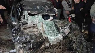 Tırın dorsesine çarpan otomobil hurda yığınına döndü: Sıkışan sürücü güçlükle kurtarıldı