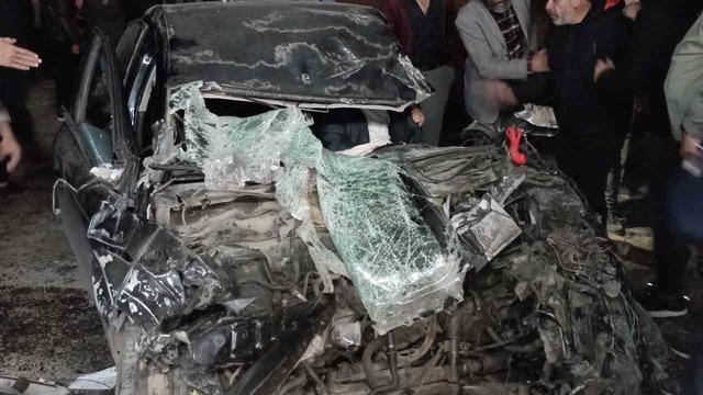 Tırın dorsesine çarpan otomobil hurda yığınına döndü: Sıkışan sürücü güçlükle kurtarıldı