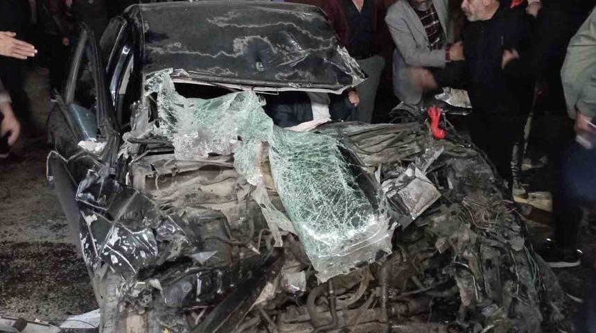 Tırın dorsesine çarpan otomobil hurda yığınına döndü: Sıkışan sürücü güçlükle kurtarıldı