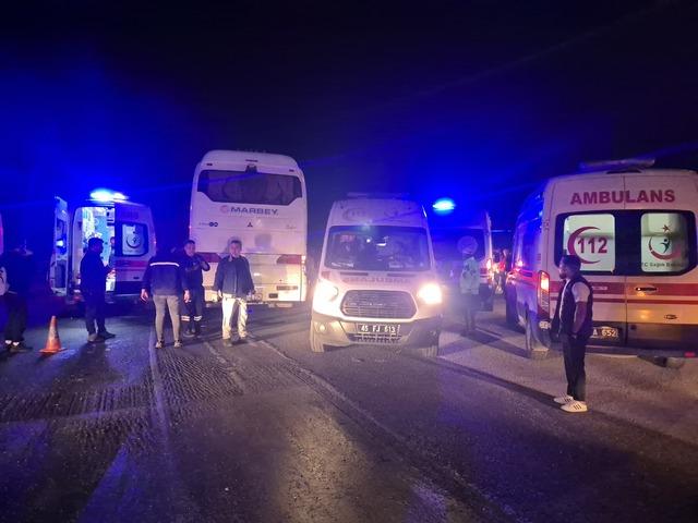 İzmir de iki işçi servisinin çarpıştığı kazada 13 kişi yaralandı 3