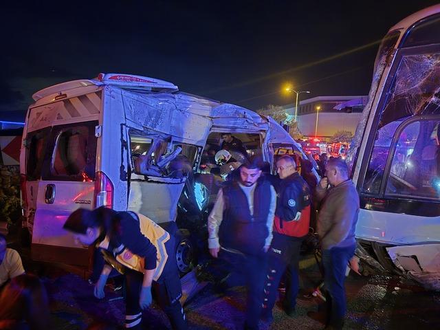 İzmir de iki işçi servisinin çarpıştığı kazada 13 kişi yaralandı 2