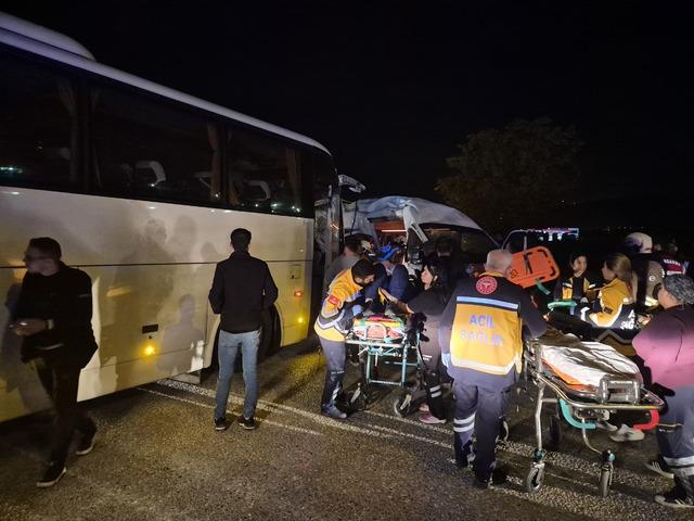 İzmir de iki işçi servisinin çarpıştığı kazada 13 kişi yaralandı 1
