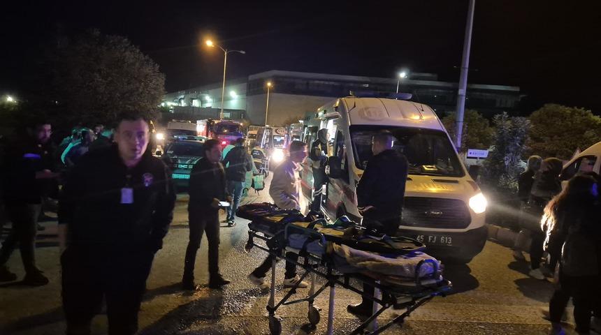 İzmir'de iki işçi servisinin çarpıştığı kazada 13 kişi yaralandı