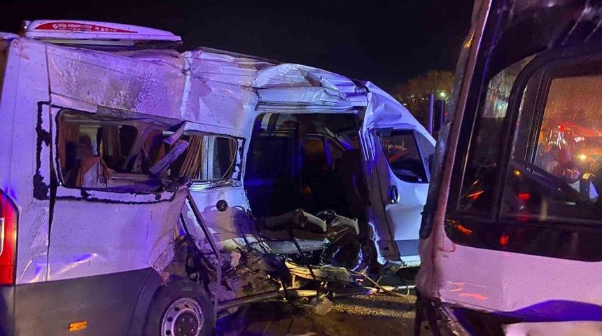 Kemalpaşa&rsquo;da iş&ccedil;i servisleri &ccedil;arpıştı: 15 yaralı