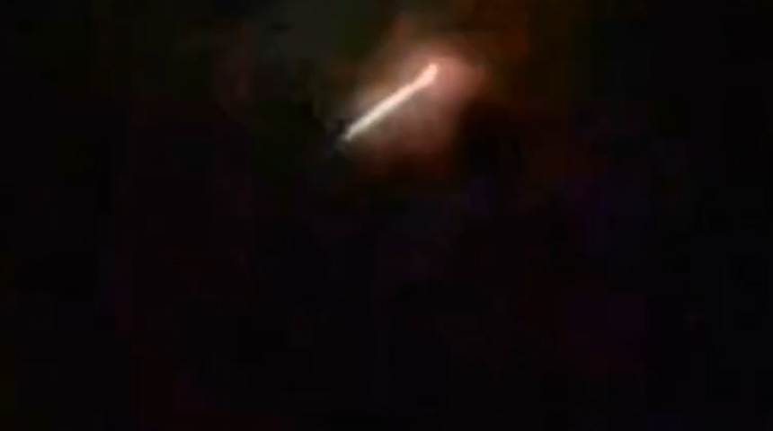 O anlar g&uuml;ndem oldu! İstanbul'da meteora benzeyen bir cisim g&ouml;r&uuml;nt&uuml;lendi