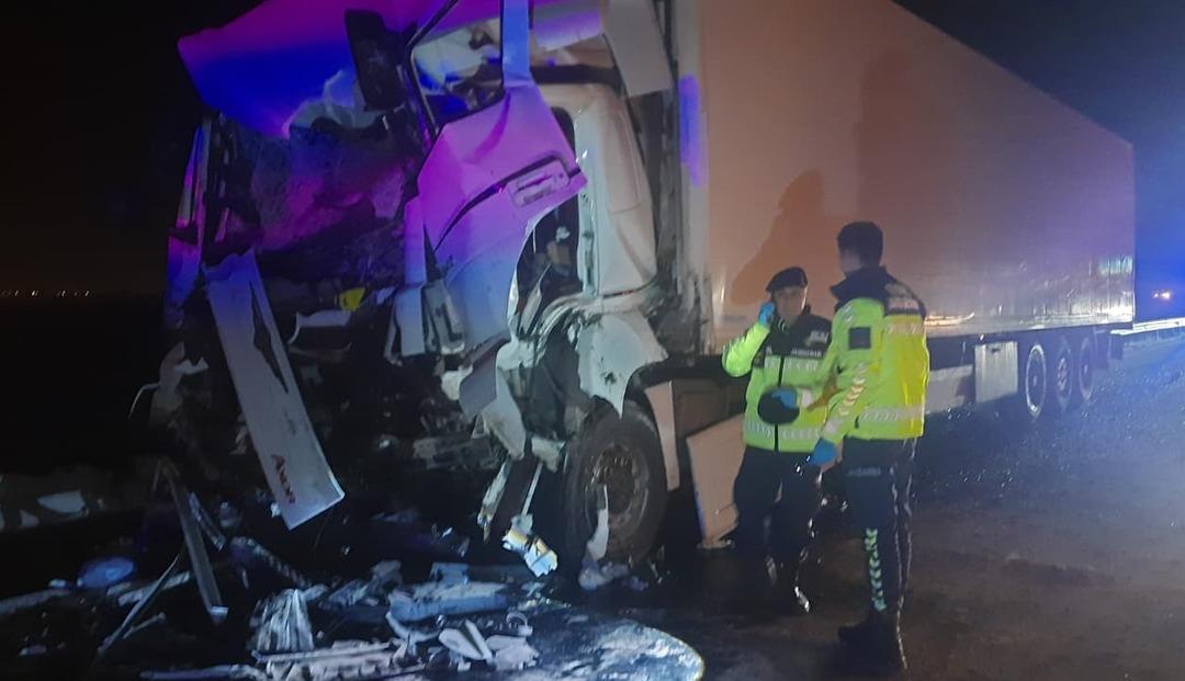 Yer: Adana! Tır, tur otobüsüne çarptı: 1 i ağır 15 yaralı 1