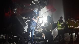 Yer: Adana! Tır, tur otobüsüne çarptı: 1'i ağır 15 yaralı