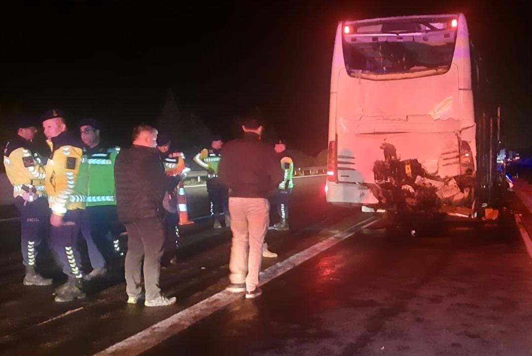 Yer: Adana! Tır, tur otobüsüne çarptı: 1 i ağır 15 yaralı 2