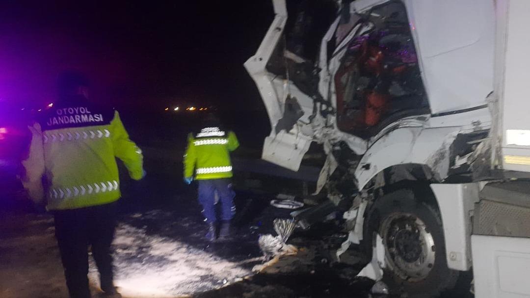 Yer: Adana! Tır, tur otobüsüne çarptı: 1 i ağır 15 yaralı 3