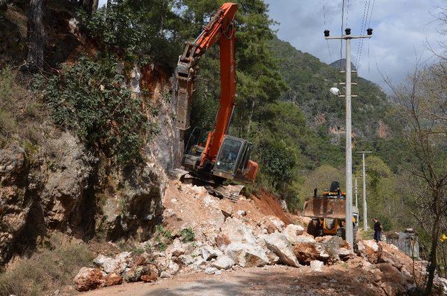 Alanya’da grup yolu güvenli hale getiriliyor