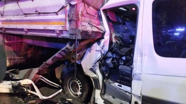 Kocaeli de işçi servisi ile tırın çarpıştığı kazada 9 kişi yaralandı 3