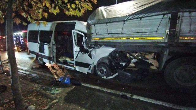 Kocaeli de işçi servisi ile tırın çarpıştığı kazada 9 kişi yaralandı 2