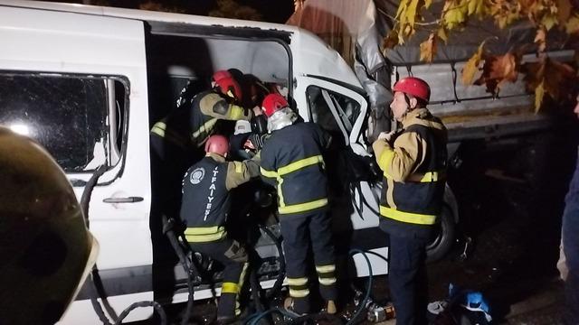 Kocaeli de işçi servisi ile tırın çarpıştığı kazada 9 kişi yaralandı 1