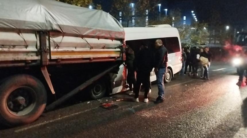 Kocaeli'de işçi servisi ile tırın çarpıştığı kazada 9 kişi yaralandı