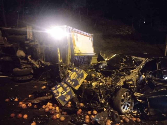 Ümraniye’de otomobil, seyir halindeki kamyonete çarptı : 2 yaralı 4