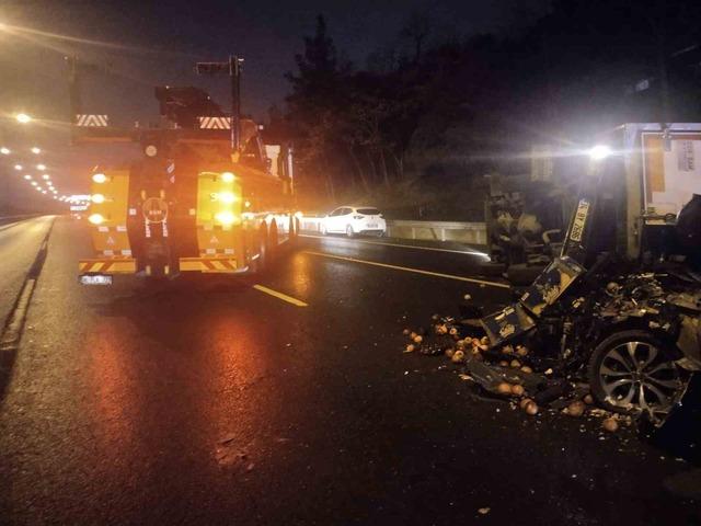 Ümraniye’de otomobil, seyir halindeki kamyonete çarptı : 2 yaralı 3