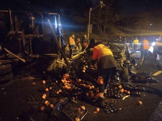 Ümraniye’de otomobil, seyir halindeki kamyonete çarptı : 2 yaralı 5