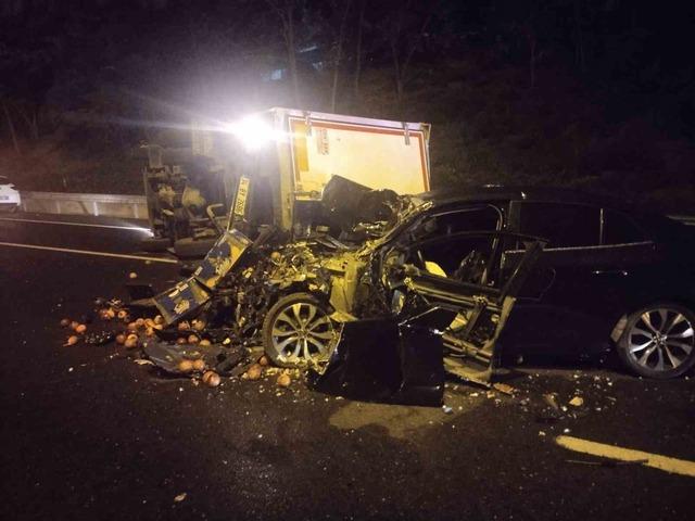 Ümraniye’de otomobil, seyir halindeki kamyonete çarptı : 2 yaralı 2