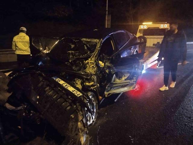 Ümraniye’de otomobil, seyir halindeki kamyonete çarptı : 2 yaralı 1