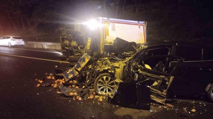 Ümraniye’de otomobil, seyir halindeki kamyonete çarptı : 2 yaralı