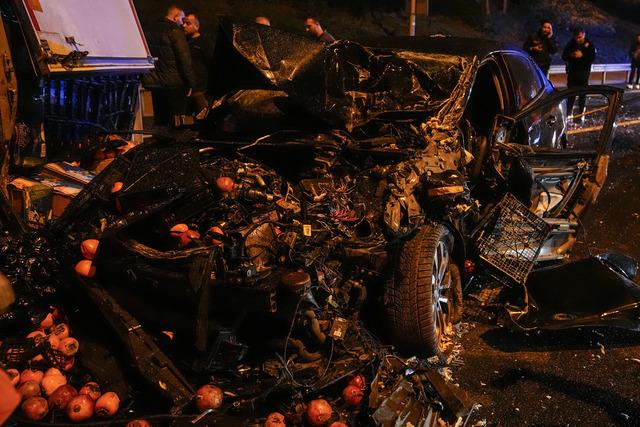 İstanbul da TEM Otoyolu nda otomobil ile kamyonet çarpıştı, 2 kişi yaralandı 5