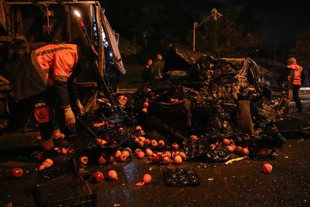 İstanbul da TEM Otoyolu nda otomobil ile kamyonet çarpıştı, 2 kişi yaralandı 4