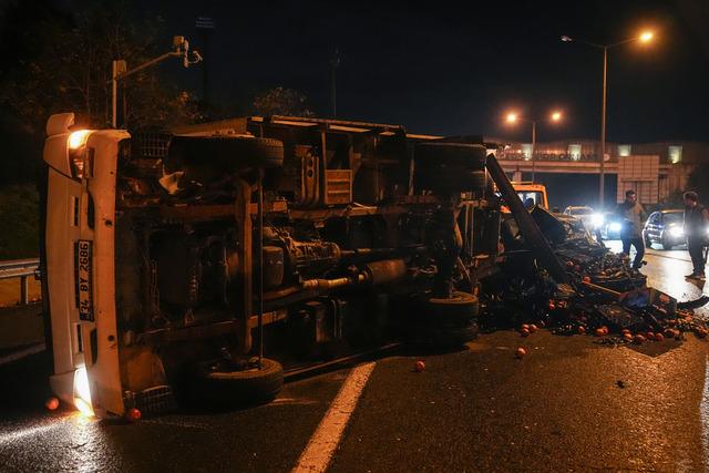 İstanbul da TEM Otoyolu nda otomobil ile kamyonet çarpıştı, 2 kişi yaralandı 3