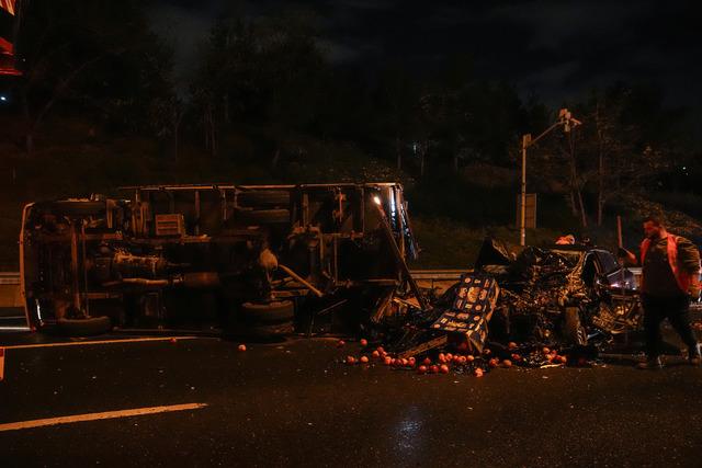 İstanbul da TEM Otoyolu nda otomobil ile kamyonet çarpıştı, 2 kişi yaralandı 2