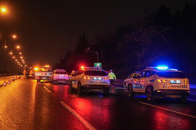 İstanbul da TEM Otoyolu nda otomobil ile kamyonet çarpıştı, 2 kişi yaralandı 1