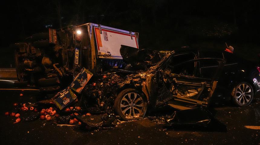 İstanbul'da TEM Otoyolu'nda otomobil ile kamyonet çarpıştı, 2 kişi yaralandı