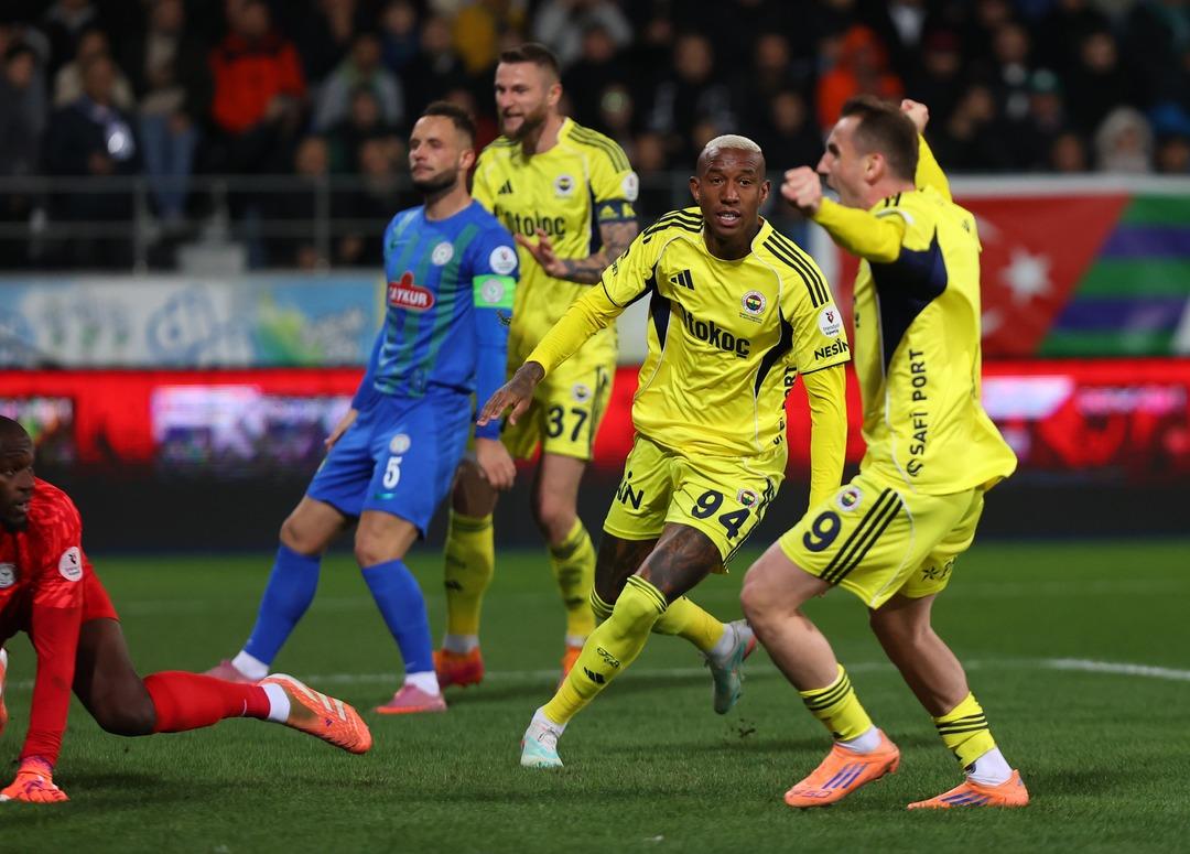 Canlı bahis krizi: Fenerbah&ccedil;e 2-0 gerideyken kilitlediler! "İsyan" 2