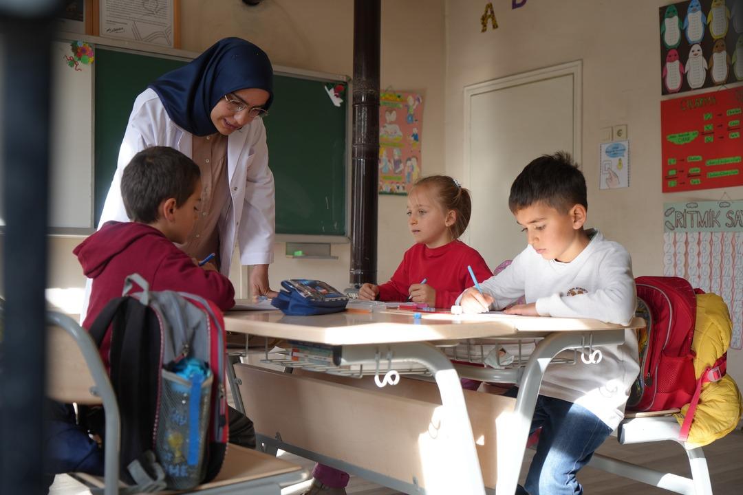 Dağ köyünün hem öğretmeni hem gelini: Zahide öğretmenin 3 öğrencisi kaldı 1