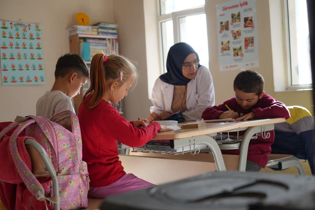 Dağ köyünün hem öğretmeni hem gelini: Zahide öğretmenin 3 öğrencisi kaldı 2