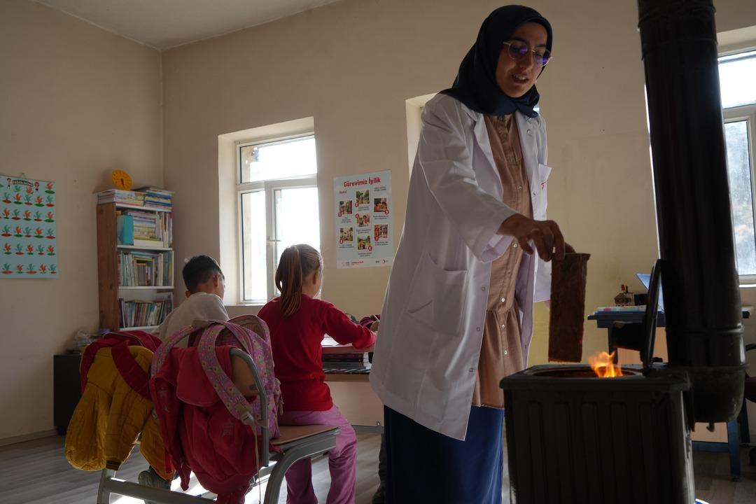 Dağ köyünün hem öğretmeni hem gelini: Zahide öğretmenin 3 öğrencisi kaldı 3