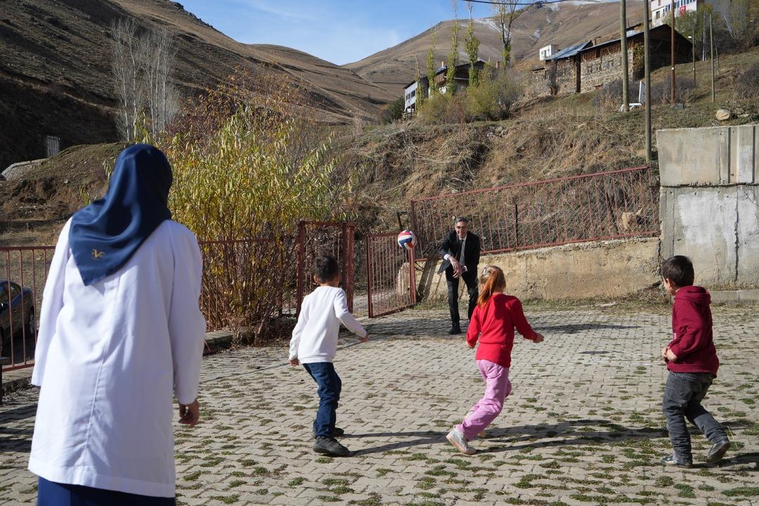 Dağ köyünün hem öğretmeni hem gelini: Zahide öğretmenin 3 öğrencisi kaldı 4