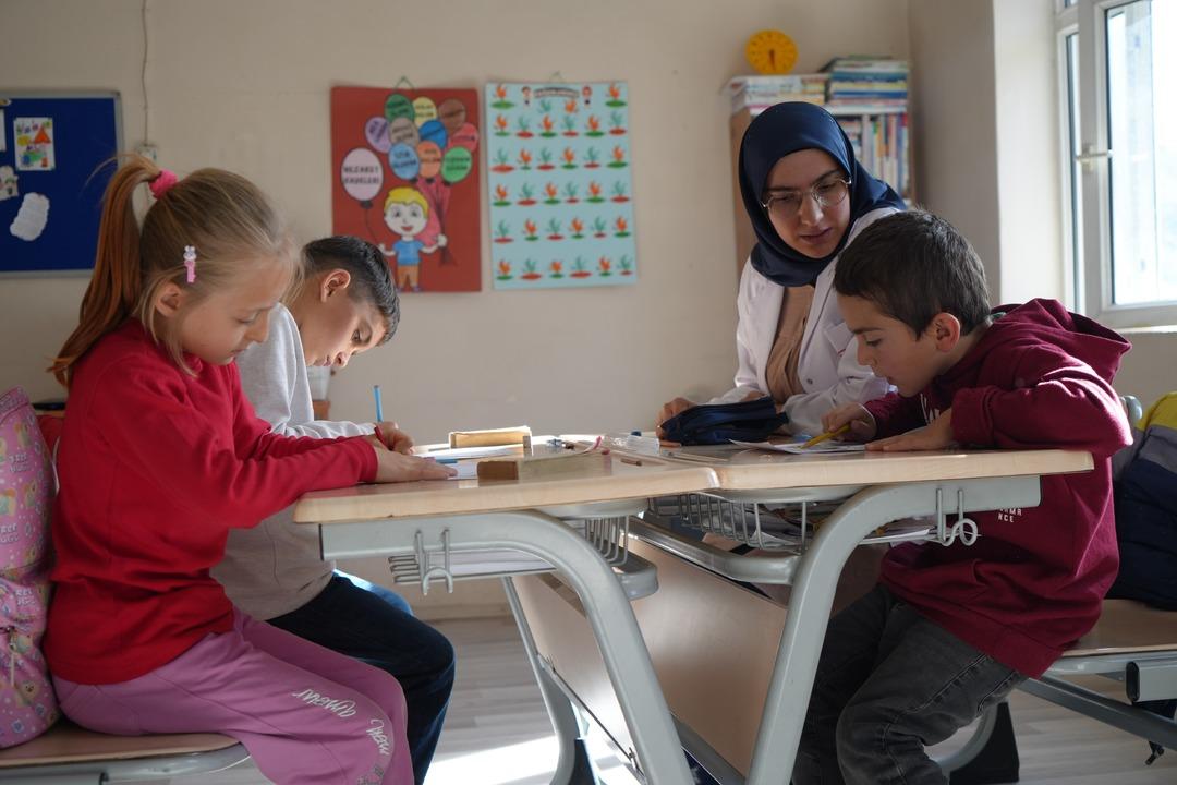 Dağ köyünün hem öğretmeni hem gelini: Zahide öğretmenin 3 öğrencisi kaldı 5