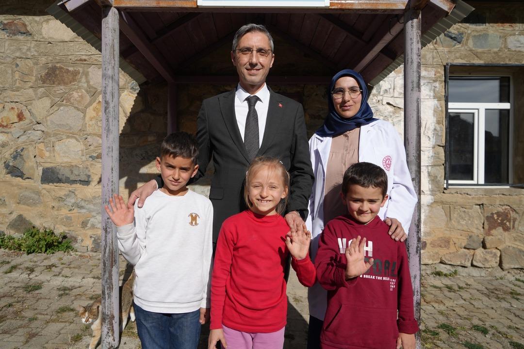 Dağ köyünün hem öğretmeni hem gelini: Zahide öğretmenin 3 öğrencisi kaldı 6