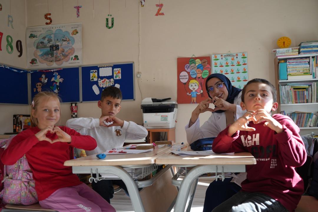 Dağ köyünün hem öğretmeni hem gelini: Zahide öğretmenin 3 öğrencisi kaldı 7