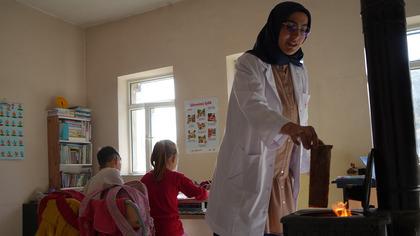 Dağ köyünün hem öğretmeni hem gelini: Zahide öğretmenin 3 öğrencisi kaldı