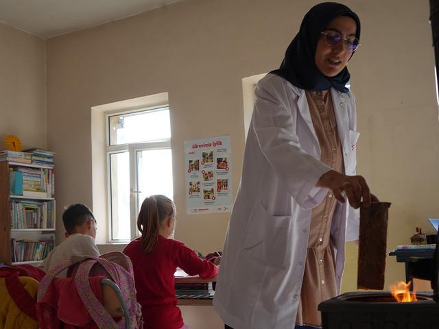 Dağ köyünün hem öğretmeni hem gelini: Zahide öğretmenin 3 öğrencisi kaldı