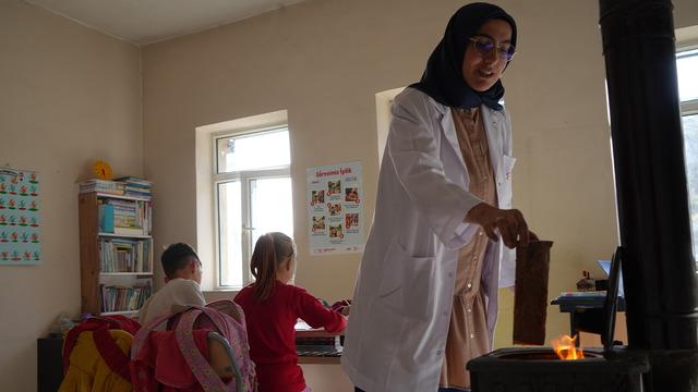 Dağ köyünün hem öğretmeni hem gelini: Zahide öğretmenin 3 öğrencisi kaldı